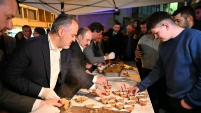 Kandil coşkusu camileri doldurdu Bursa Büyükşehir Belediye Başkanı Alinur Aktaş