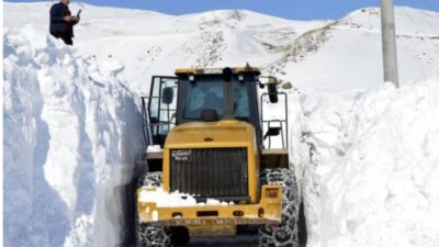 Van’ın Erciş ilçesinde meydana gelen kar yağışı nedeniyle mezra yolu