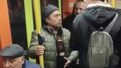 Metroda şarkı söyleyen müzisyenlerden rahatsız olan yaşlı adam gençleri uyardı.