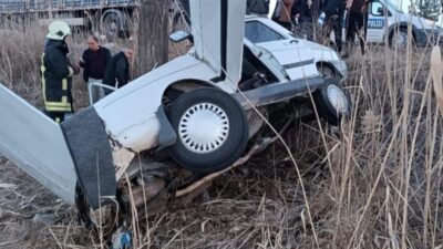 Konya'da. sürücüsünün kontrolünden çıkan otomobilin ağaca çarptığı kazada 3 kişi