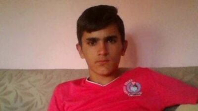 İzmir'in Bergama ilçesinde bıçaklı kavga 24 yaşındaki Genç hayatını kaybetti.