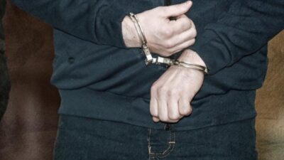 Edindikleri bilgileri İsrail istihbarat servisi MOSSAD'a sattığı gerekçesiyle gözaltına alınan