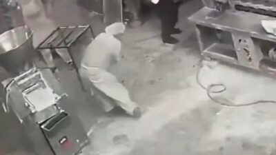 Van'ın İpekyolu ilçesinde ekmek fabrikasında makineyi temizleyen işçinin kolu koparken,