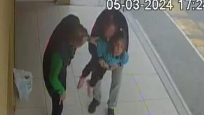 Antalya'da nefes almakta zorlanan 7 yaşındaki Hatice Esen, öğretmeninin bacağına