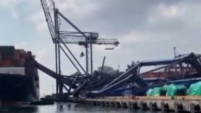 Kocaeli'nin Körfez ilçesindeki özel bir limana yanaşan gemi, kıyıya çarptı.