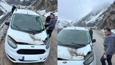 Hakkari-Yüksekova kara yolunda hareket halindeki aracın üzerine kaya düştü. Olayda