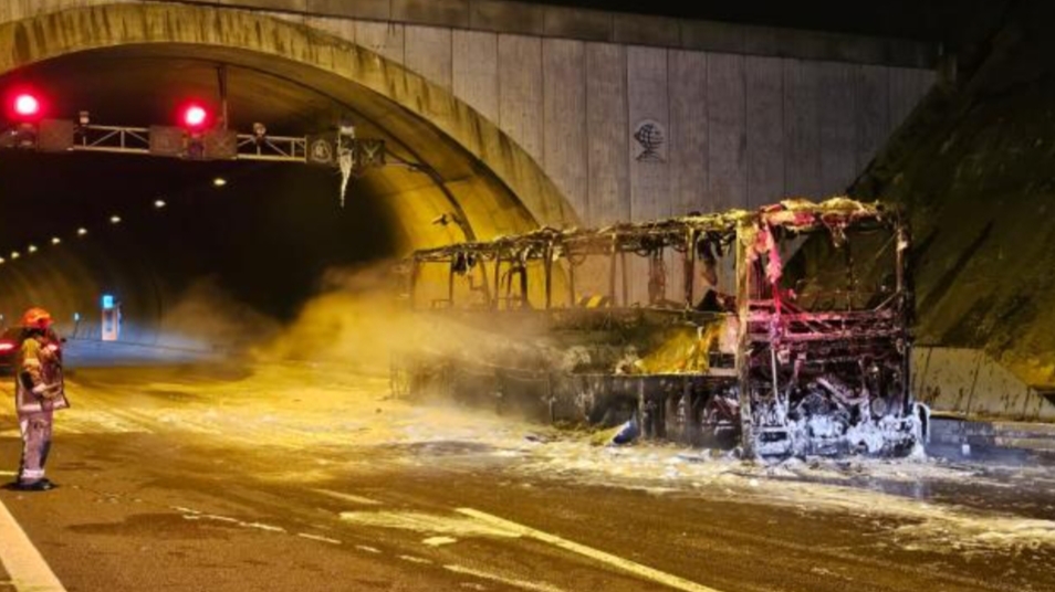 Bursa'da otoyolda seyreden yolcu