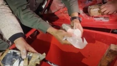 Konak ilçesinde hurdacı kılığına giren polis ekipleri, bir kamyonetin arkasında