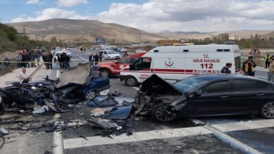 Malatya'nın Darende ilçesinde iki otomobilin çarpışması sonucu 3 kişi öldü,