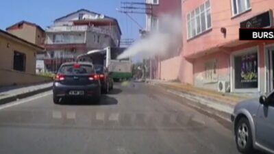 Bursa'da hareket halindeki özel halk otobüsünün motor bölümünde meydana gelen