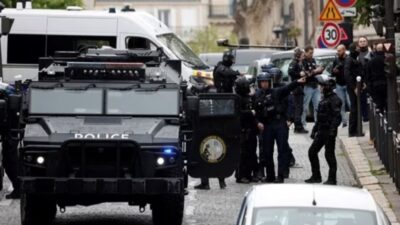 Fransa'nın başkenti Paris'teki İran Konsolosluğu'nda bir adam el bombası ve