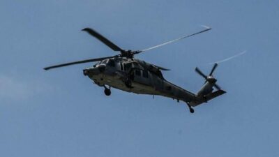 Japonya Donanması'na ait 8 personeli taşıyan 2 helikopter, gece eğitim