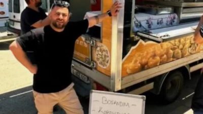 Gemlik ilçesinde bir vatandaş, cuma namazı sonrası yoldan geçenlere eşinden