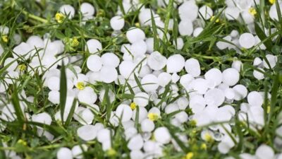 Ankara'da Meteoroloji'nin uyarılarının ardından beklenilen dolu yağışı öğle saatlerinde etkisini