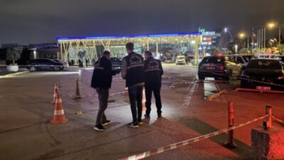 Bursa'nın Nilüfer ilçesinde alışveriş merkezinde çıkan silahlı kavgada yaralanan kişi