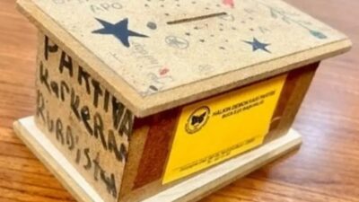 İzmir HDP İzmir İl Başkanlığı'nda, üzerinde "PKK ve Kürdistan" yazılı