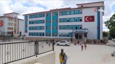 Elazığ’da sınav esnasında kopya çekerken yakalanan öğrenci, yanında getirdiği bıçakla