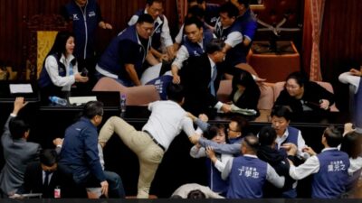 Tayvan Parlamentosu'nda yasa teklifi nedeniyle iktidar partisi ve muhalefet partisi