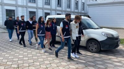 Kocaeli'nin Gölcük ilçesinde, boynuna ip bağlı cansız bedeni devrilen kamyonetin