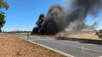 Şanlıurfa'da seçim güvenliğini sağlamak için Hilvan'a gönderilen polisleri taşıyan midibüs,