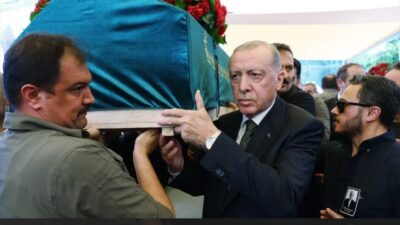 Cumhurbaşkanı Recep Tayyip Erdoğan, eski başbakanlardan Tansu Çiller'in eşi Özer