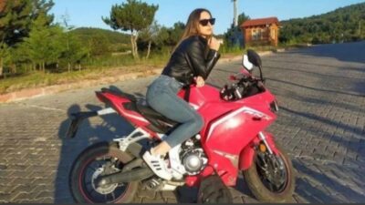 Serdivan'da yaşanan trajik kazada, iki motosikletin çarpışması sonucu bir otomobilin