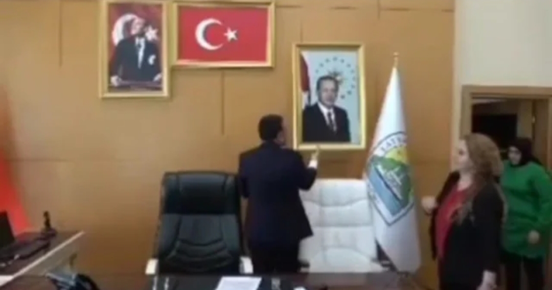 Yerel seçimlerde DEM Parti'de belediye başkanı seçildikten sonra mazbatasını alarak
