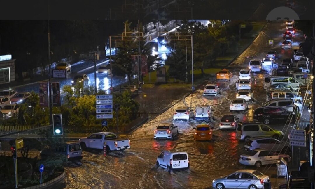 Meteoroloji Genel Müdürlüğü'nün gök gürültülü sağanak uyarısı yaptığı Ankara'da şimşek
