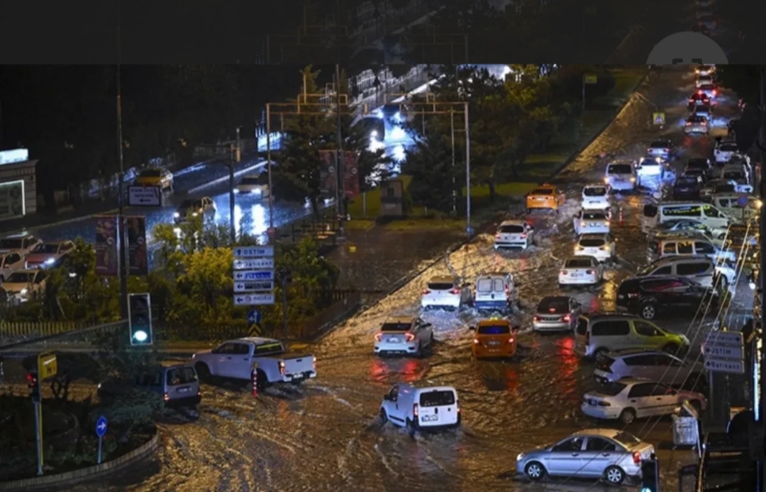 Meteoroloji Genel Müdürlüğü'nün gök gürültülü sağanak uyarısı yaptığı Ankara'da şimşek