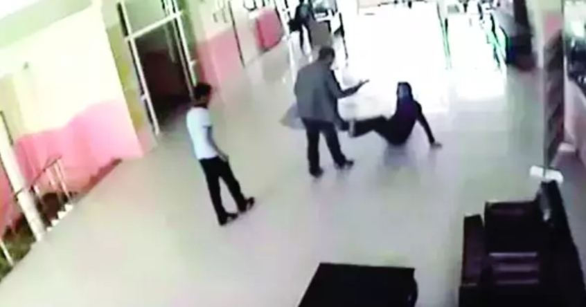Öğretmenlik Meslek Kanunu taslağına göre, öğretmenlere şiddet uygulayan ve tehdit
