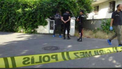 Avcılar'da bir otomobille kahvehaneye gelen yüzleri maskeli iki kişi, içeridekilere