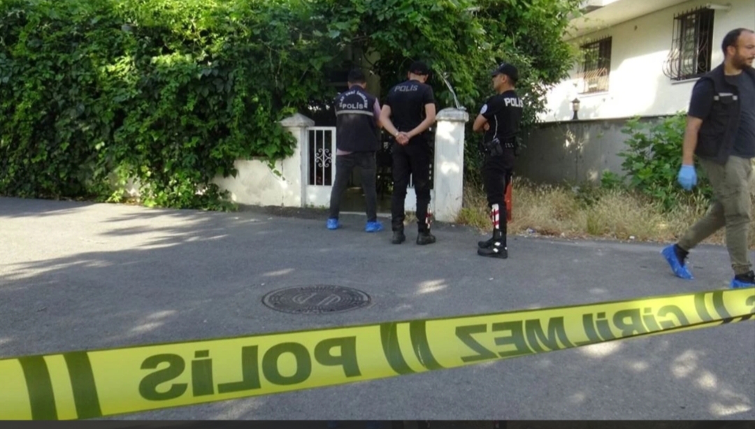 Avcılar'da bir otomobille kahvehaneye gelen yüzleri maskeli iki kişi, içeridekilere
