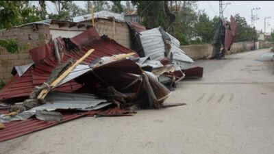 Van’ın Erciş ilçesinde aniden çıkan fırtına okulun çatısını uçurdu.