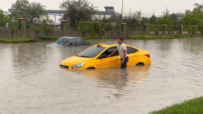 Ankara'da öğleden sonra başlayan ve etkisini artıran sağanak nedeniyle bazı