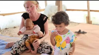 Adana'da ‘Albino' genç kadın 3 kız çocuğuyla birlikte kavurucu sıcaklarda