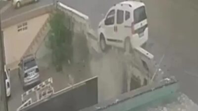 Mersin'de meydana gelen korkunç kazada, kontrolden çıkan aracın çarptığı genç