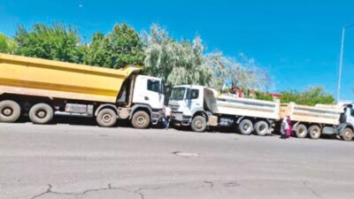 DEM'in büyük kıyımını protesto eden işçiler Bağlar Belediyesi'nin önünde eylem