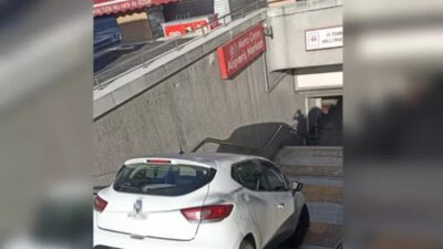 Ankara'da kontrolden çıkan otomobil, Kızılay'daki metro istasyonunun girişine düştü.