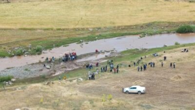 Erzurum'un Karayazı ilçesinde, dereden geçmeye çalışırken akıntıya kapılan Yakıp Eren'in