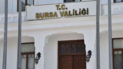 Bursa Valiliği, bir okulda konser veren Rapçi Çakal'ın şarkısındaki sözlerin