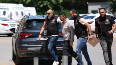 İzmir Cumhuriyet Başsavcılığının Konak ilçesinde sağanaktan korunmaya çalışırken elektrik akımına