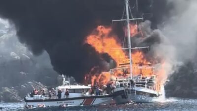 Muğla Marmaris ile Yunanistan açıklarında ahşap bir gezi teknesinde yangın