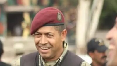 15 Temmuz kahramanı şehit Ömer Halisdemir'in kabrinde yoğunluk yaşandı. 15