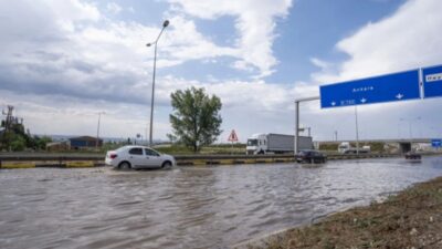 Ankara'da sağanak nedeniyle bazı cadde ve sokaklarda su birikintileri oluştu,