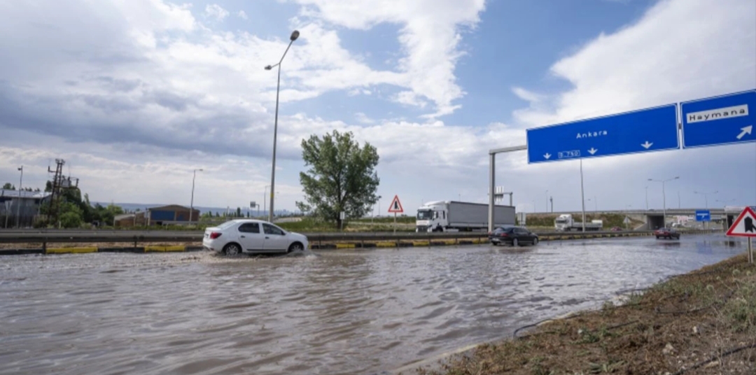 Ankara'da sağanak nedeniyle bazı cadde ve sokaklarda su birikintileri oluştu,