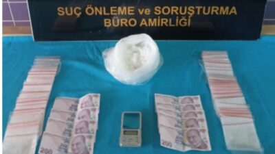 Bursa'da polislerin şüphelenerek durdurmaya çalıştığı, dur ihtarına uymayıp araca çarparak