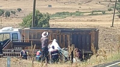 Siverek Çermik karayolunda kamyonla, kamyonet kafa kafaya çarpması sonucu bir