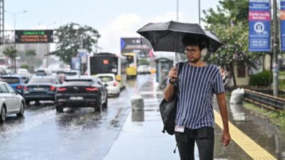 İstanbul'da gece başlayan yağmur yağışı bölgesel olarak etkisini sürdürürken trafikte
