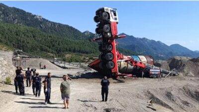 Adana'nın Feke ilçesinde bir vinçin yükünün devrilmesi sonucu vinç dik
