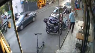 Sarıyer'de, dükkanın önünde arkadaşlarıyla oturan Suat Akçay, daha önceden aralarında